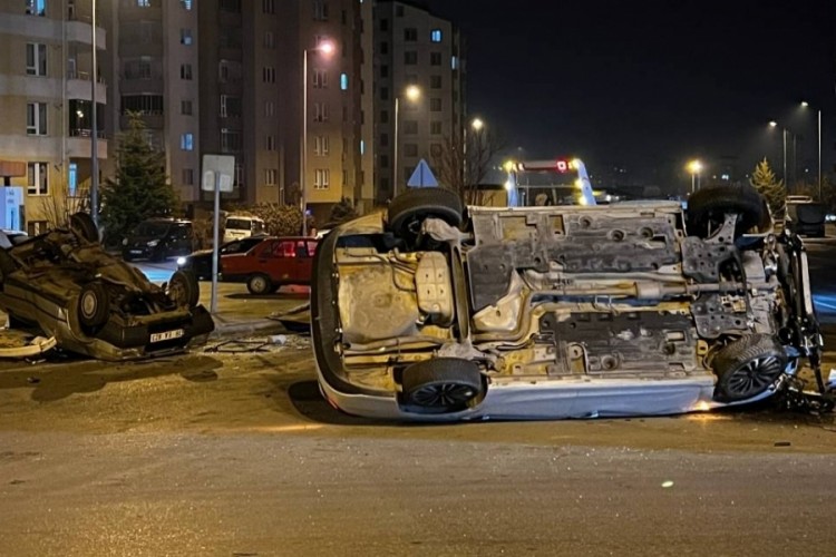 &Ccedil;arpışan otomobiller takla attı