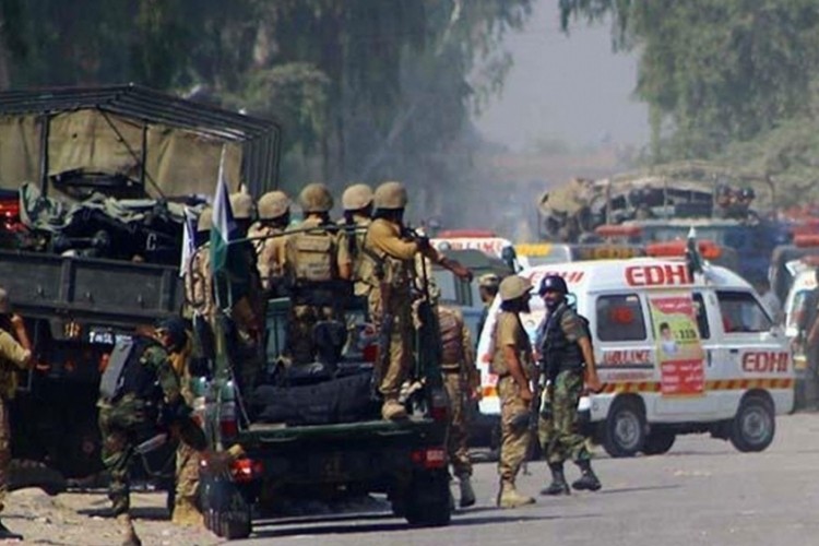 Pakistan'da polis aracına bombalı saldırı: &Ccedil;ok sayıda &ouml;l&uuml; var