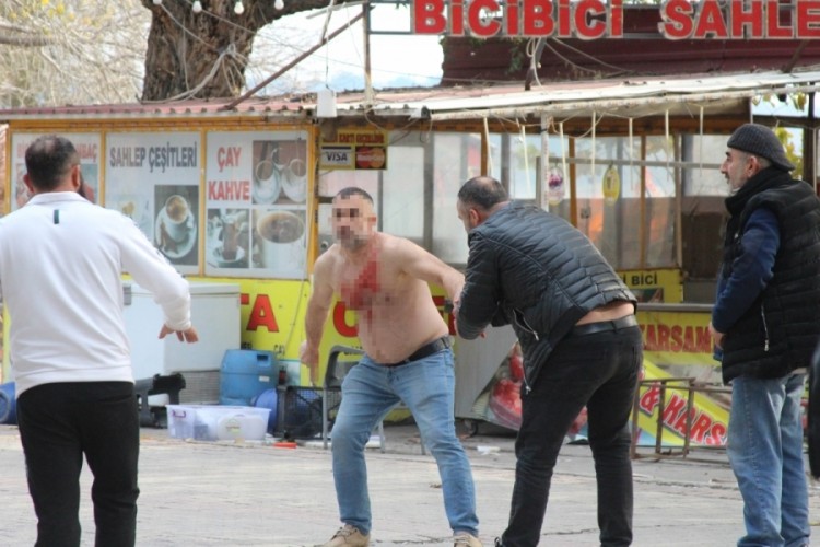 D&uuml;kkanlar yakıldı, bir kişi kendine zarar verdi