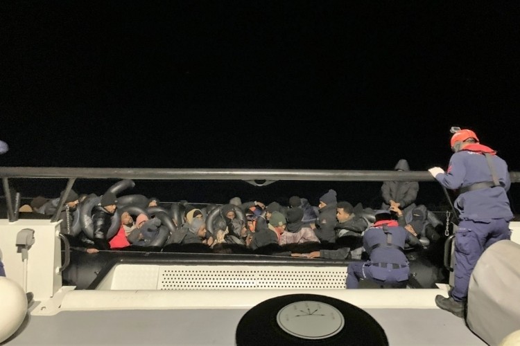 Peş peşe m&uuml;dahale: 62 d&uuml;zensiz g&ouml;&ccedil;men!