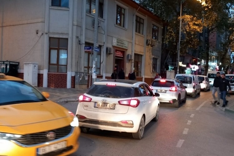 Bursa'nın o il&ccedil;esinde yoğun trafik, otopark ihtiyacını g&uuml;ndemden d&uuml;ş&uuml;rm&uuml;yor!