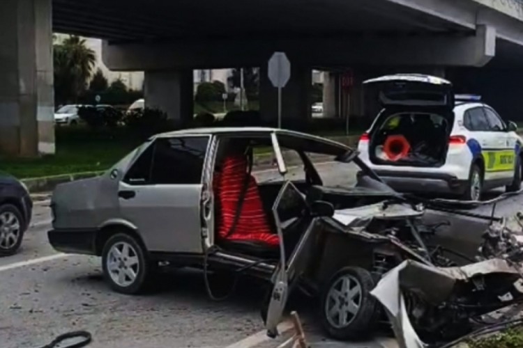 Ambulansa yol vermek isterken kaza yaptı: 4 yaralı