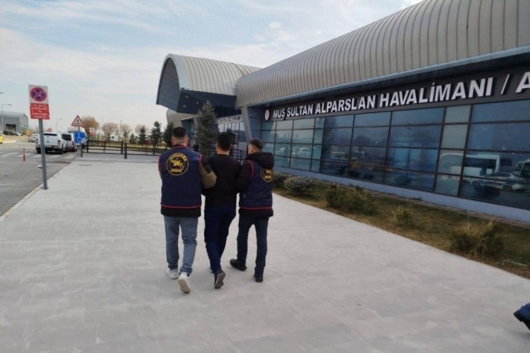 Dolandırıcılık h&uuml;k&uuml;ml&uuml;s&uuml; havalimanında yakalandı