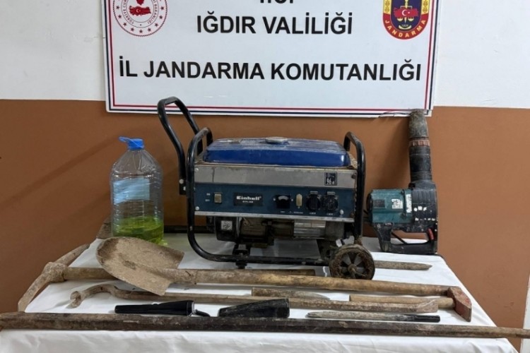 Ka&ccedil;ak kazı yaparken su&ccedil;&uuml;st&uuml; yakalandılar