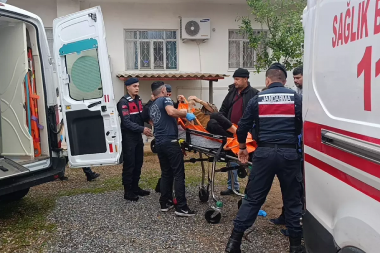 Babasını ve yengesini silahla vurup kendini eve kilitledi
