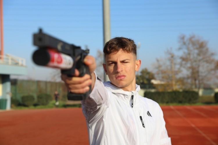 Bursalı sporcudan Avrupa'da g&ouml;vde g&ouml;sterisi!