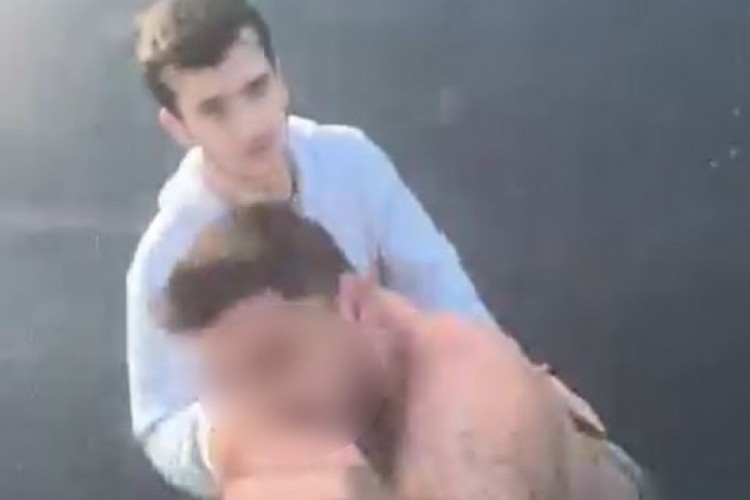 Emniyet şeridini ihlal etmek isteyen s&uuml;r&uuml;c&uuml; ortalığı bir birine kattı