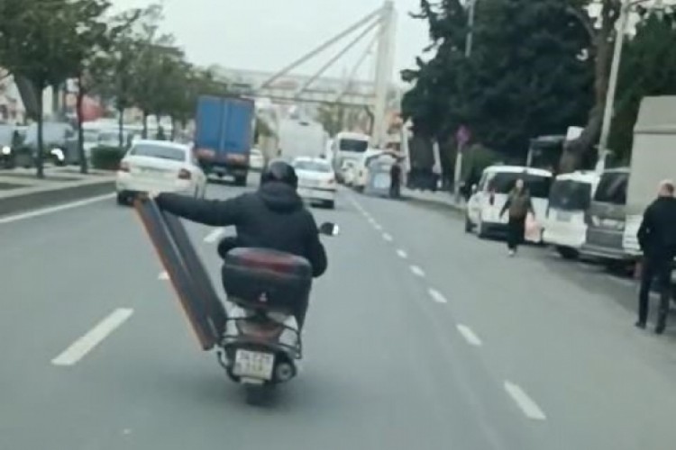 Esenyurt'ta akan trafikte hayrete g&ouml;r&uuml;nt&uuml;