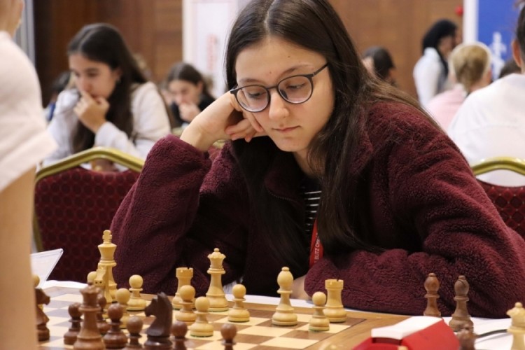 Bursa satran&ccedil;ta zirvede: Arya Aydoğan'dan d&uuml;nya derecesi...