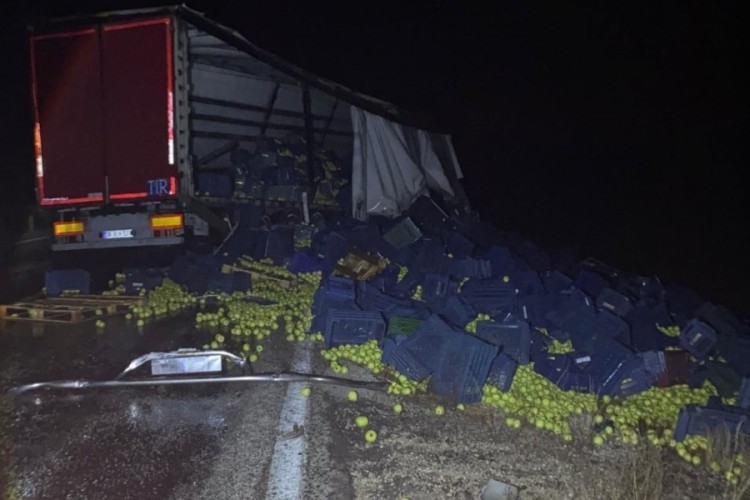 Beyşehir'de tır bariyerlere &ccedil;arptı: 1 yaralı
