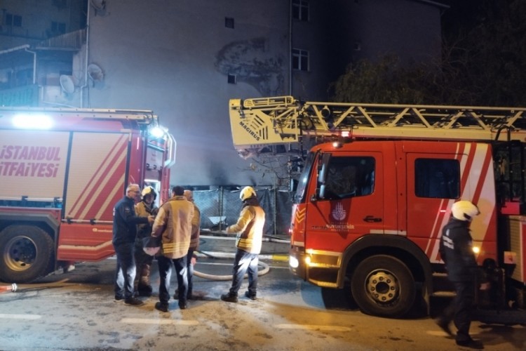 Boya kaporta d&uuml;kkanında yangın: 4 ara&ccedil; yandı!