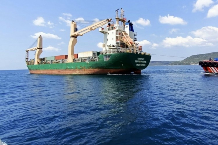&Ccedil;anakkale Boğazı'ndan ge&ccedil;en genel kargo gemisi makine arızası yaptı