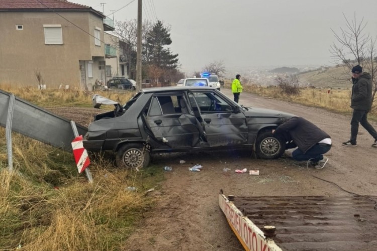 Trafik levhasına &ccedil;arpıp hurdaya d&ouml;nen ara&ccedil;ta 3 kişi yaralandı