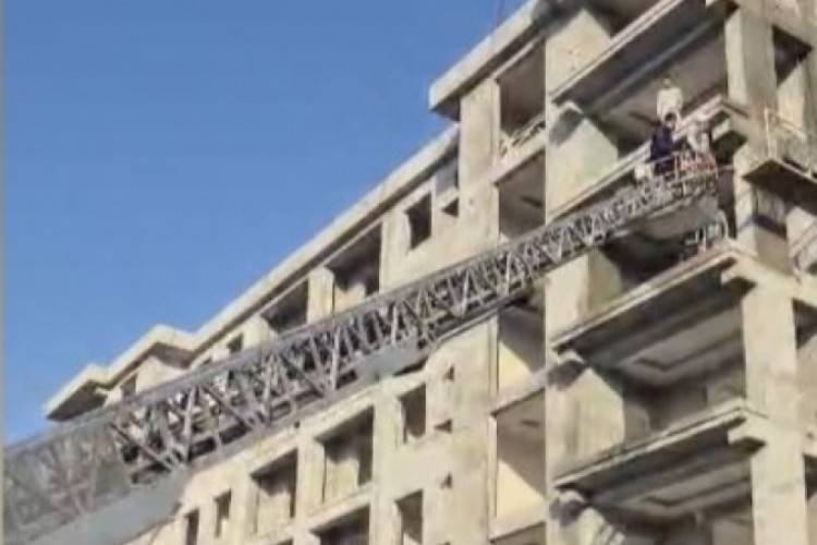 Elektrik kesintisi nedeniyle iskelede mahsur kalan iş&ccedil;iler kurtarıldı