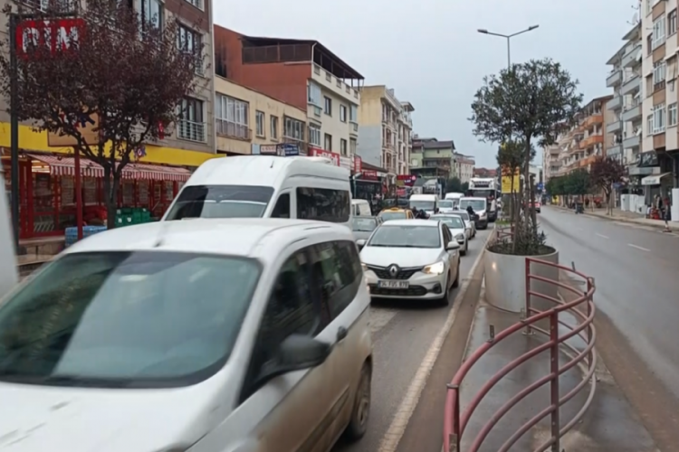 K&ouml;pr&uuml;l&uuml; kavşakta &ccedil;alışma nedeniyle trafik yoğunluk