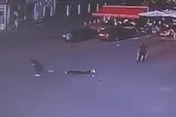 Eşini sokak ortasında 12 yerinden bı&ccedil;akladı! Cezası belli oldu