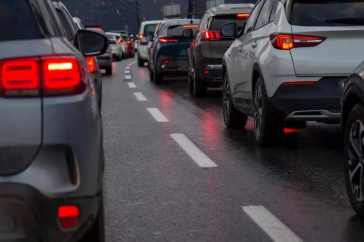 Trafikte bunu yapan yandı! D&uuml;ğ&uuml;nde silah ve gaz fişeği atana...