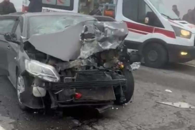 Zincirleme trafik kazası: 2'si ağır 14 yaralı