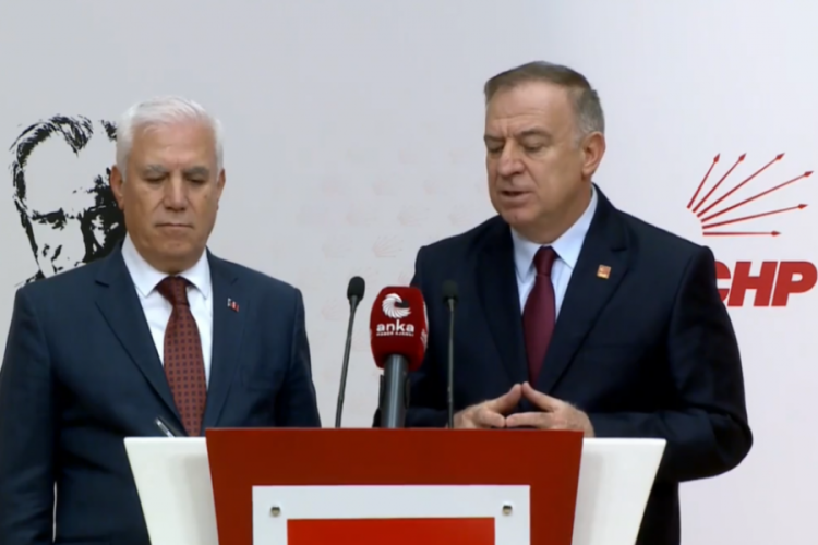 Mustafa Bozbey a&ccedil;ıklama yapıyor