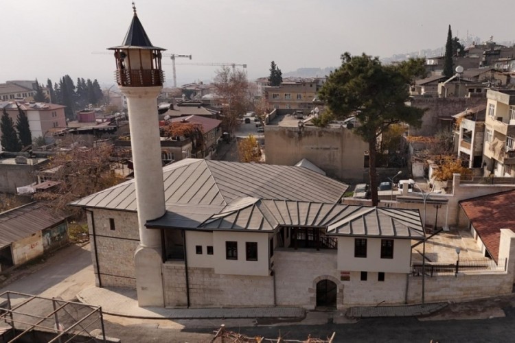 Depremde ağır hasar alan cami yeniden cemaatle buluşuyor