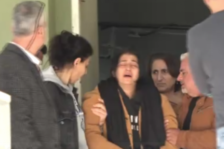 Annenin feryadı y&uuml;rekleri dağladı: Babalarının &ouml;ld&uuml;rd&uuml;ğ&uuml; kardeşler toprağa verildi