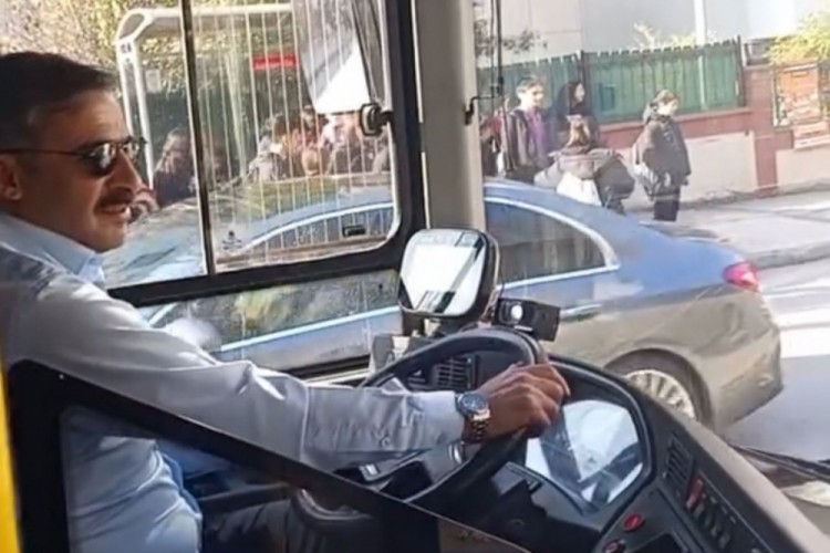 Bursa'da BURULAŞ şof&ouml;r&uuml;nden anlamlı jest! Kandili b&ouml;yle kutladı...
