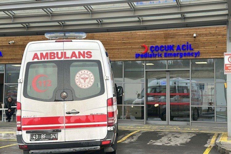 &Uuml;cretsiz dağıtılan &ccedil;ikolataları yiyen 20 &ouml;ğrenci hastanelik oldu