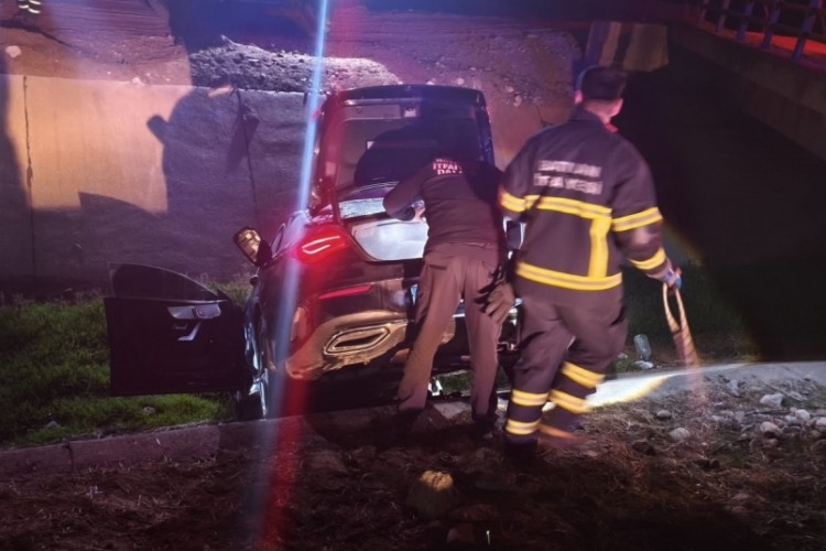 Otomobil su kanalına u&ccedil;tu: 1 yaralı