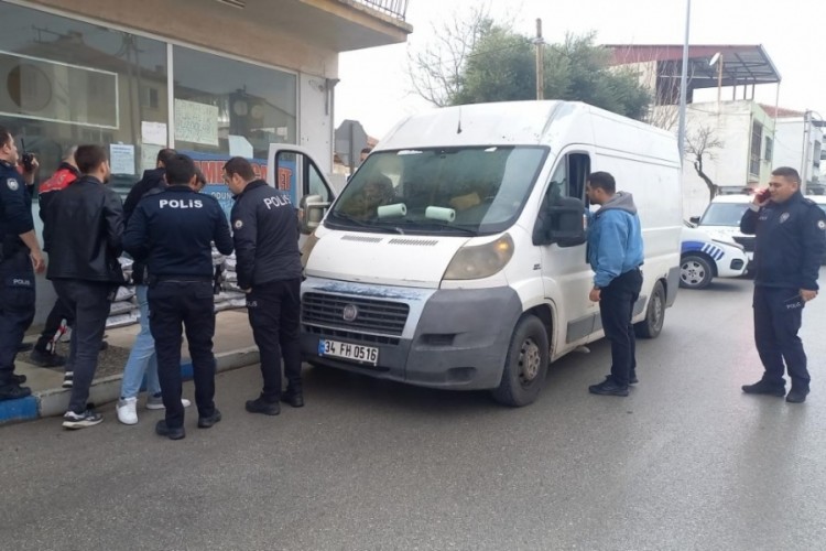 'Dur' ihtarına uymayan ara&ccedil;ta 35 d&uuml;zensiz g&ouml;&ccedil;men yakalandı