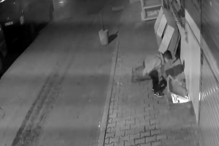 K&uuml;&ccedil;&uuml;k &ccedil;ocuğun tehlikeli oyunu kamerada