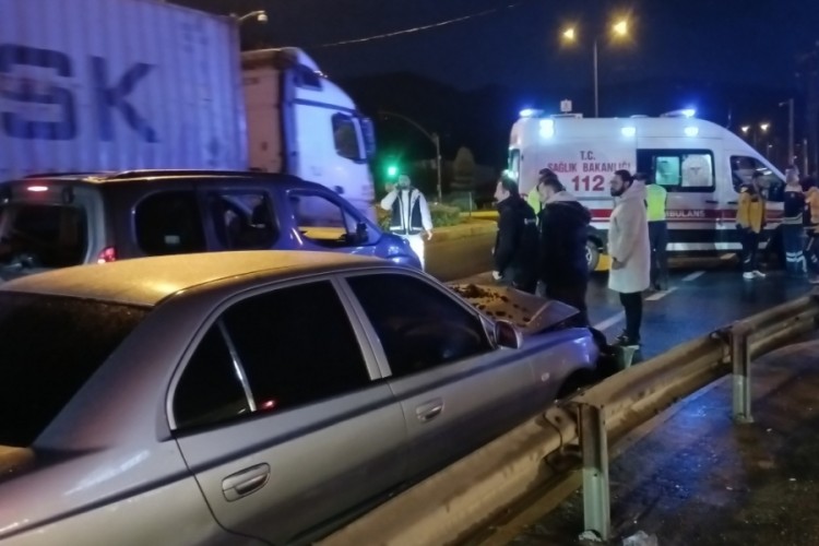 Kocaeli'de otomobil hafif ticari araca &ccedil;arptı: 3 yaralı