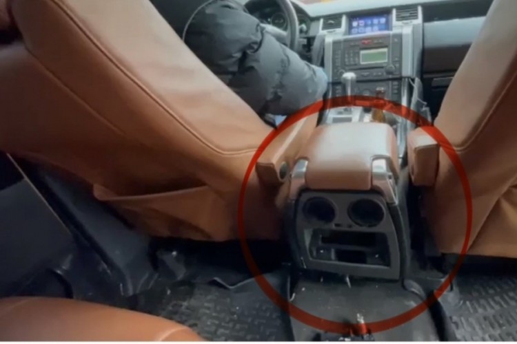 Samsun'da ara&ccedil;taki elektronik zuladan uyuşturucu ve silah &ccedil;ıktı
