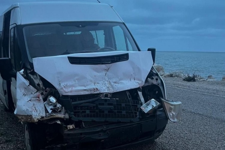 Kamyona &ccedil;arpan servis aracındaki 3 &ouml;ğrenci yaralandı