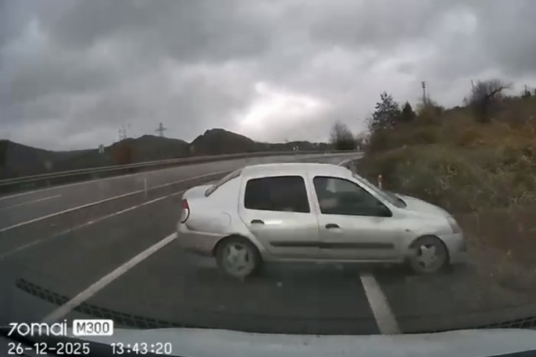 Kontrolden &ccedil;ıkan ara&ccedil; ters y&ouml;ne girerek minib&uuml;se &ccedil;arptı! O anlar kamerada...