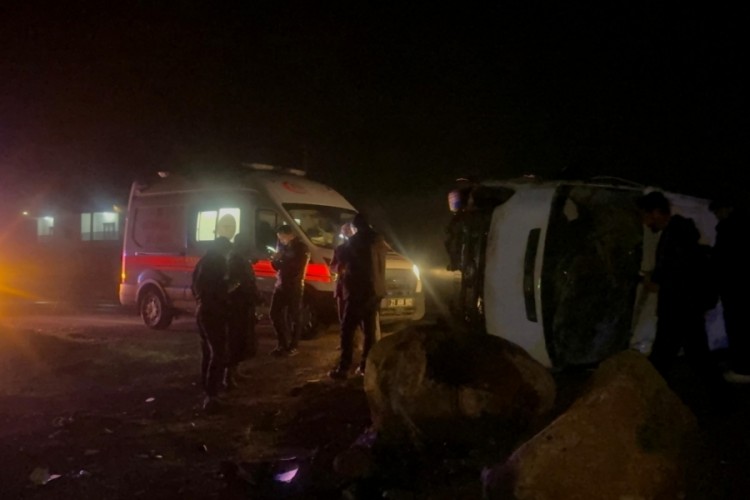İş&ccedil;i servisi takla attı! &Ccedil;ok sayıda yaralı var...