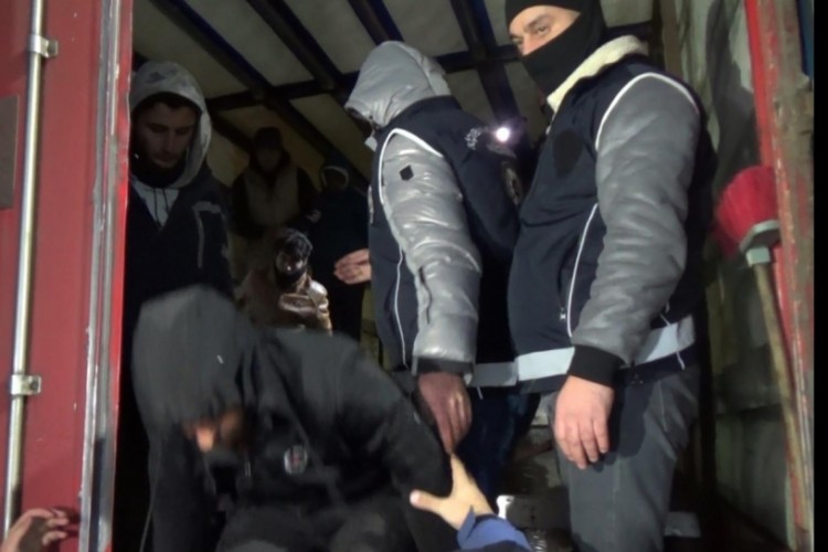 G&uuml;mr&uuml;k m&uuml;h&uuml;rl&uuml; tırda 23 d&uuml;zensiz g&ouml;&ccedil;men yakalandı