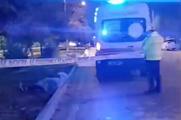 Direksiyon hakimiyetini kaybedip ref&uuml;je &ccedil;arpan motosiklet s&uuml;r&uuml;c&uuml;s&uuml; &ouml;ld&uuml;