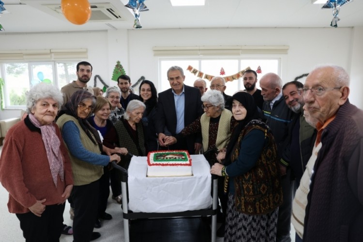 Bursa Nil&uuml;fer'de yaşlılar yeni yılı coşkuyla karşıladı