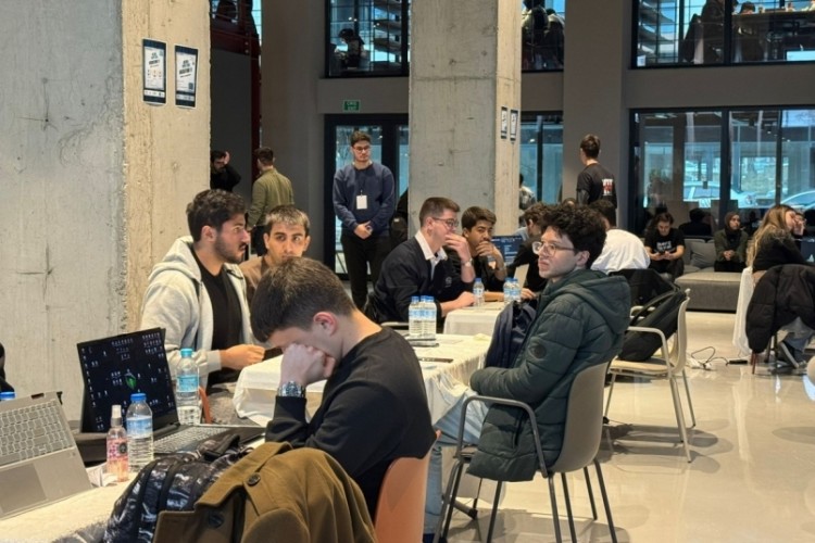 Bursa'da yazılım ve yapay zeka r&uuml;zgarı! Gen&ccedil;ler hackathonda buluştu