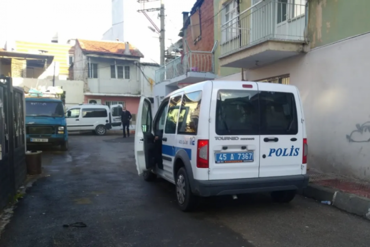Tartıştığı eşini bı&ccedil;akla ağır yaraladı! Her yerde aranıyor