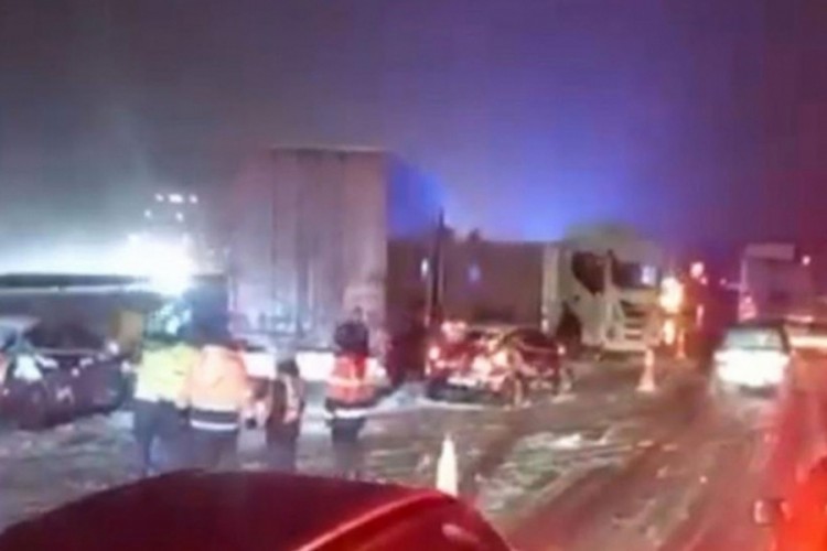 Bolu Dağı T&uuml;neli &ccedil;ıkışında zincirleme kaza: 6 ara&ccedil; birbirine girdi