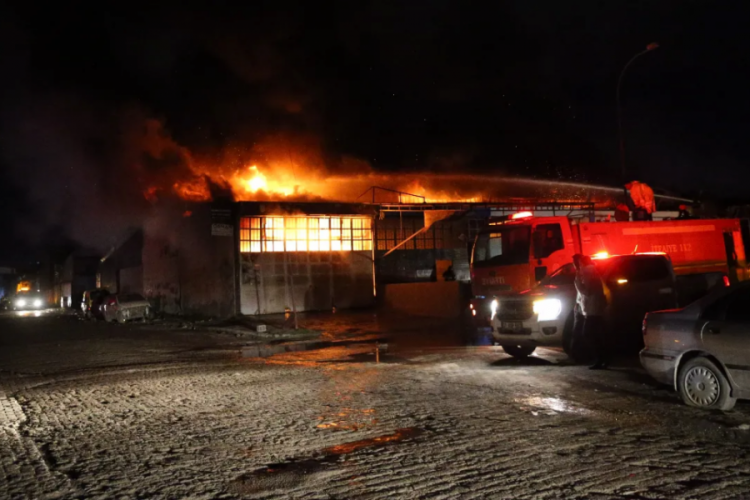 Korkutan yangın! 4 iş yeri alevlere teslim oldu
