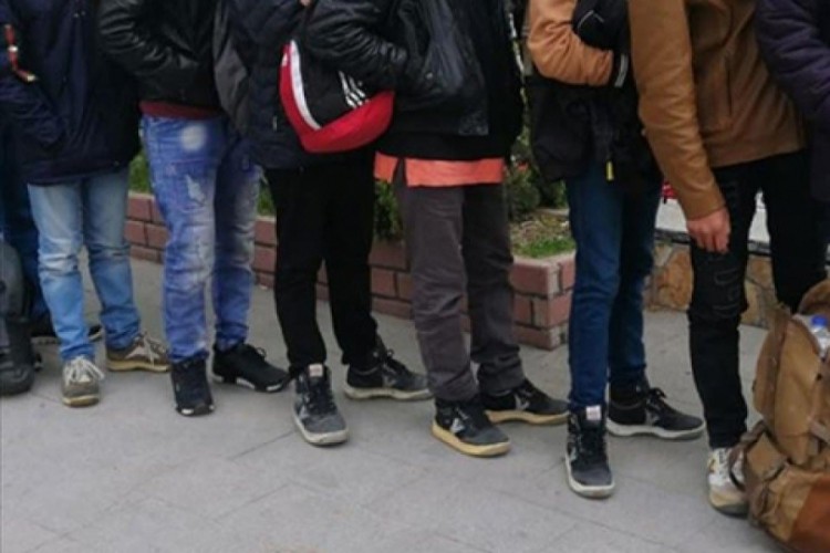 14'&uuml; &ccedil;ocuk 39 d&uuml;zensiz g&ouml;&ccedil;men yakalandı