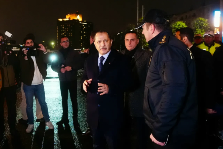 Taksim Meydanı yılbaşına hazırlanıyor: Denetimler s&uuml;r&uuml;yor