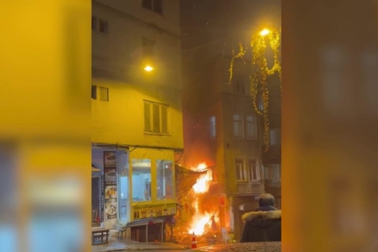 Apartmanda yangın paniği: 2 kişi hastaneye kaldırıldı