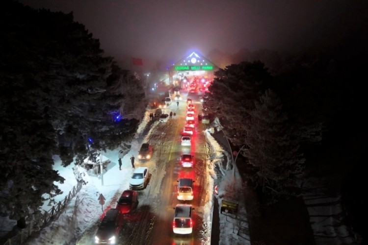 Kar yağdı Bursalılar oraya akın etti! Her 10 saniyede bir araç geçti