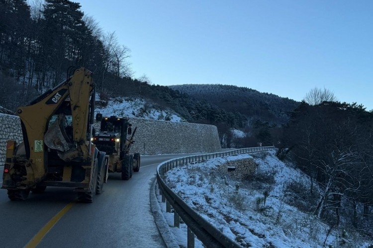 Bursa'da Osmangazi Belediyesi'nden kar sonrası tuzlama mesaisi