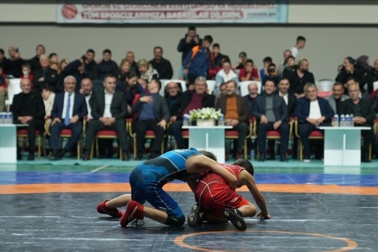 Şehit C&uuml;neyt Yıldız 15 Yaş Altı G&uuml;reş Turnuvası,&nbsp;Bursa'da başladı
