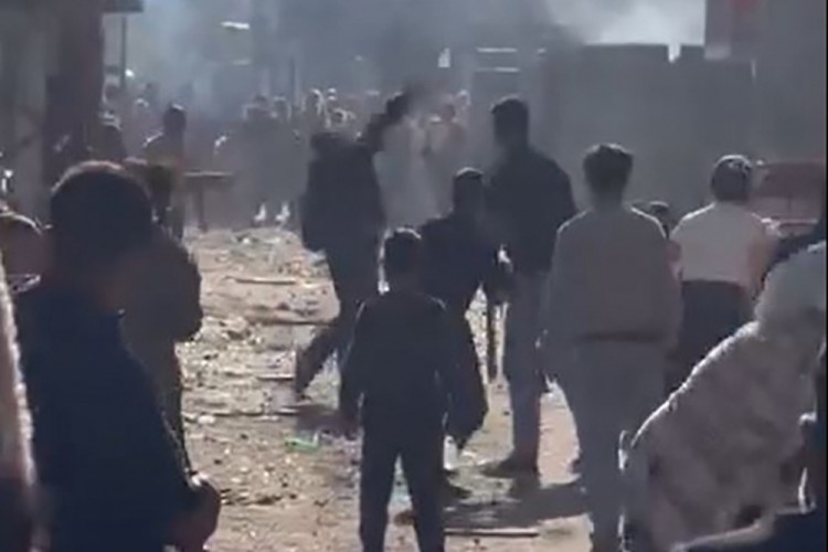 Adana'da iki grup arasındaki taşlı sopalı kavga kamerada!