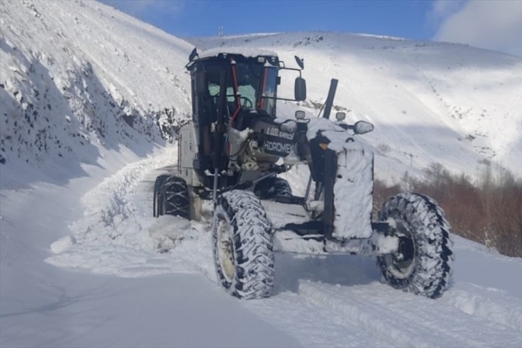 Elazığ'da kardan kapanan 79 k&ouml;y yolu ulaşıma a&ccedil;ıldı